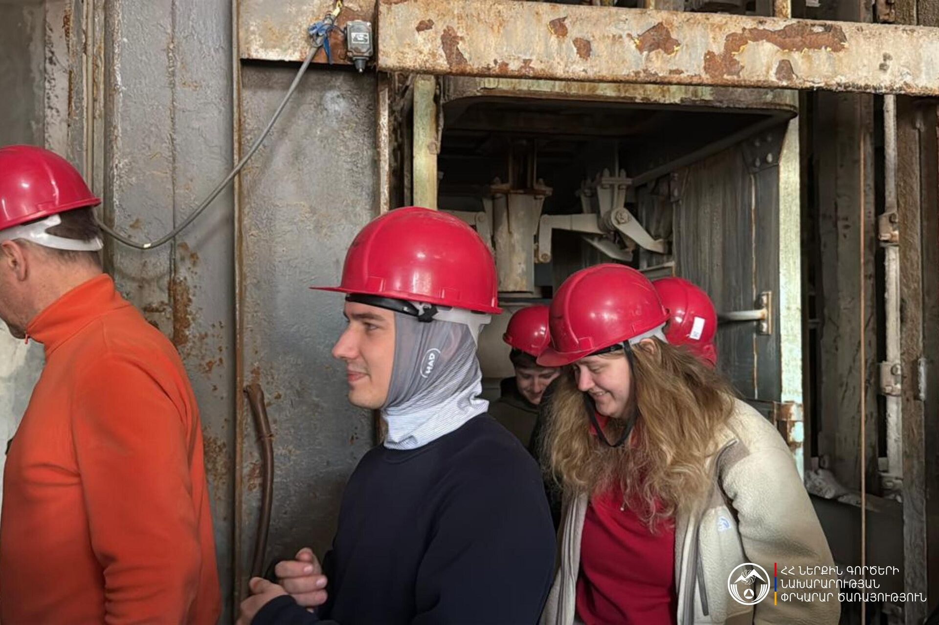 Спасатели извлекли из шахты одного из медицинских центров в Аване 46 человек (22 апреля 2026). Еревaн - Sputnik Армения, 1920, 22.04.2026