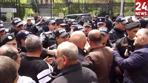 Акция протеста у здания Национального собрания (23 апреля 2026). Еревaн - Sputnik Армения