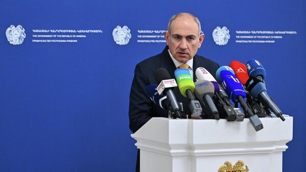 Премьер-министр Никол Пашинян во время брифинга (23 апреля 2026). Еревaн - Sputnik Армения