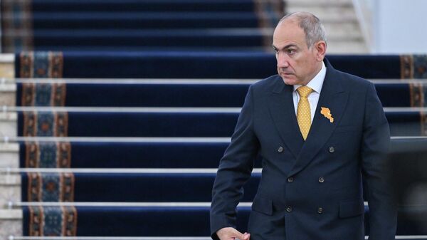 Премьер-министр Никол Пашинян перед началом брифинга (23 апреля 2026). Еревaн - Sputnik Армения