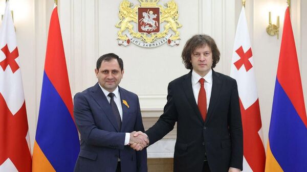 Министр обороны Сурен Папикян встретился с премьер-министром Грузии Ираклием Кобахидзе (23 апреля 2026). Тбилиси - Sputnik Армения