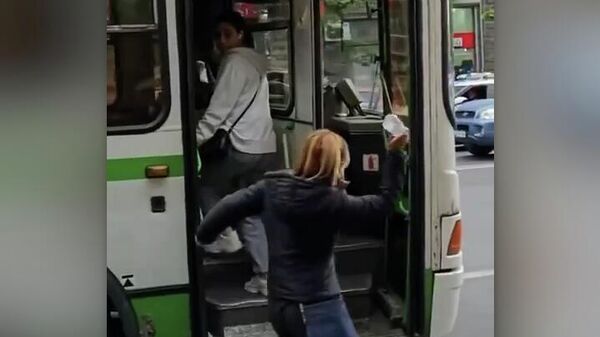 Տրոլեյբուսի վարորդի ուղղությամբ քաղաքացին շիշ նետեց - Sputnik Արմենիա