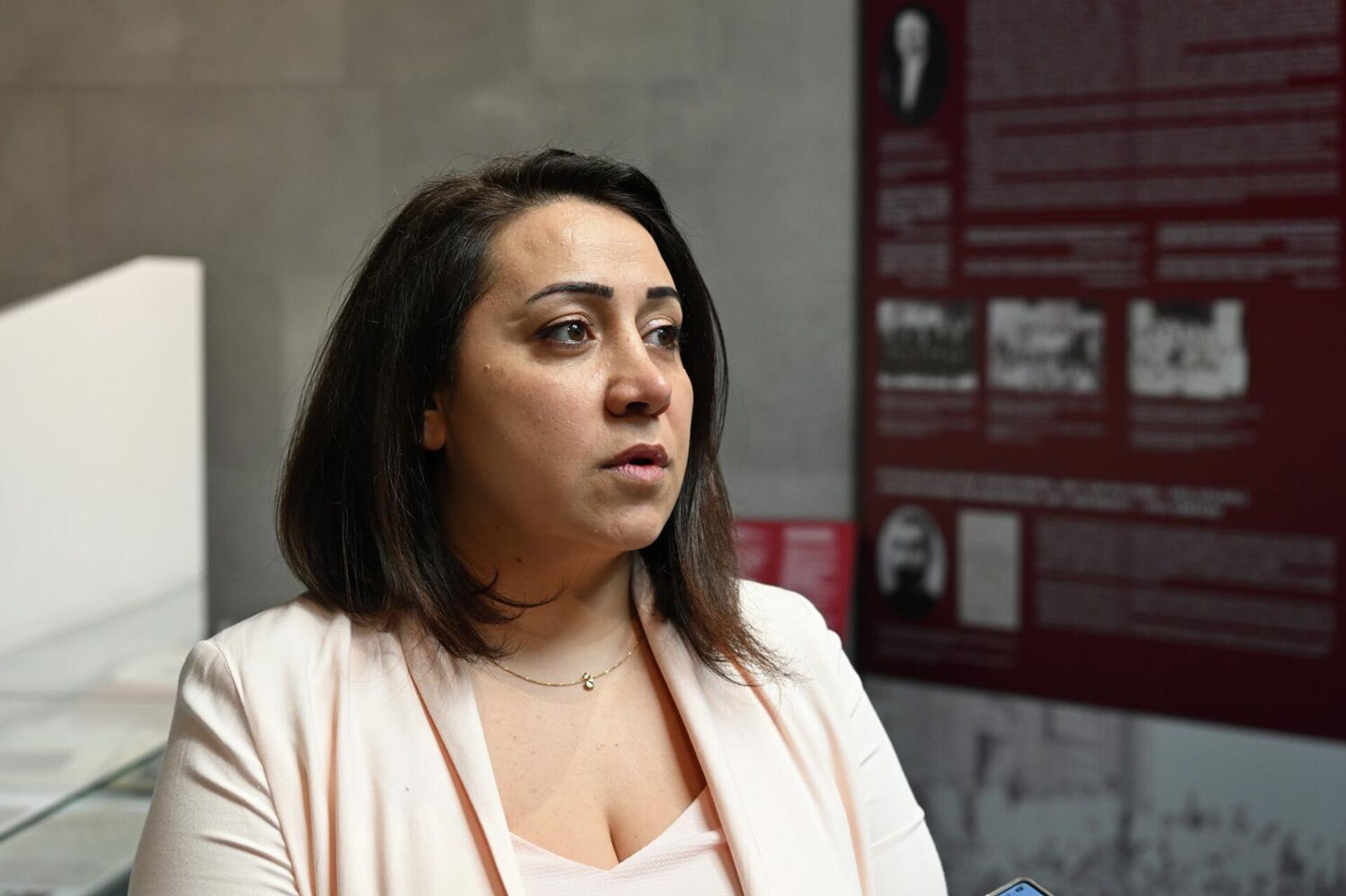 Ответственная за организацию музейных экспозиций Музея-института Седа Парсамян на открытии временной выставки Документирование преступления: свидетельства очевидцев Геноцида армян (23 апреля 2026). Еревaн - Sputnik Армения, 1920, 23.04.2026