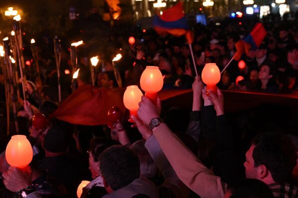 Հանրապետության հրապարակում մոմերով կանթեղներ էին բաժանում երթի մասնակիցներին  - Sputnik Արմենիա