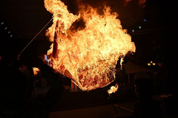 Ավանդաբար «Ջահերով երթի» մեկնարկից առաջ այրում են Թուրքիայի դրոշը - Sputnik Արմենիա