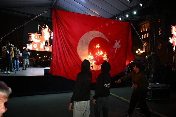 Ավանդաբար «Ջահերով երթի» մեկնարկից առաջ այրում են Թուրքիայի դրոշը - Sputnik Արմենիա