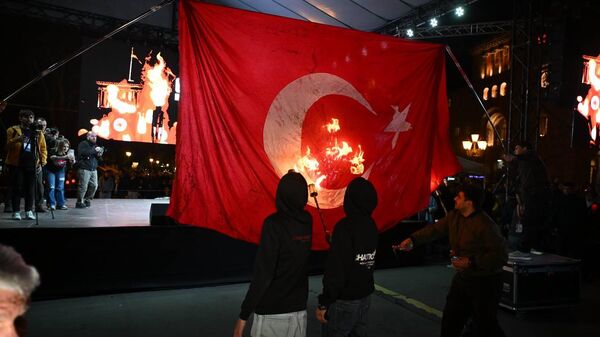 Ежегодное факельное шествие стартовало с площади Республики (23 апреля 2026). Еревaн - Sputnik Армения