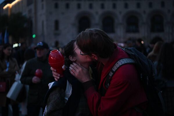 Սիրահարված զույգը մասնակցում է «Ջահերով երթը» - Sputnik Արմենիա