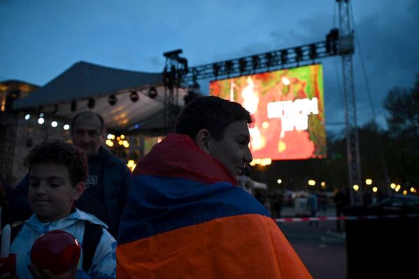 «Ջահերով երթի» մասնակիցը ՀՀ եռագույնով - Sputnik Արմենիա