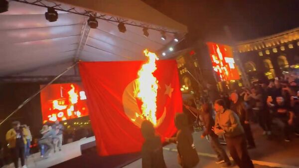 Պայքարը շարունակվում է. Երևանի Հանրապետության հրապարակից մեկնարկեց Ջահերով երթը - Sputnik Армения