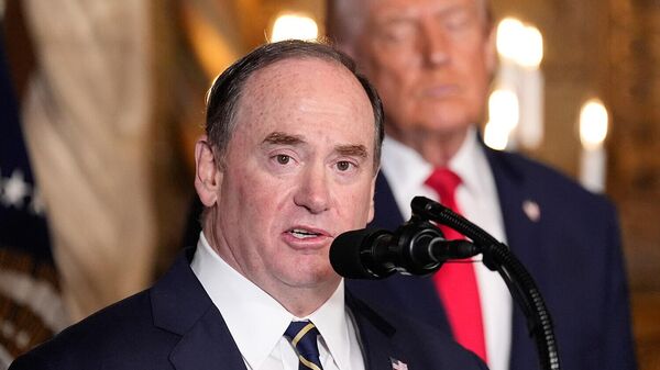 Министр военно-морских сил США Джон Фелан выступает в клубе Трампа Мар-а-Лаго (22 декабря 2025). Палм-Бич - Sputnik Армения