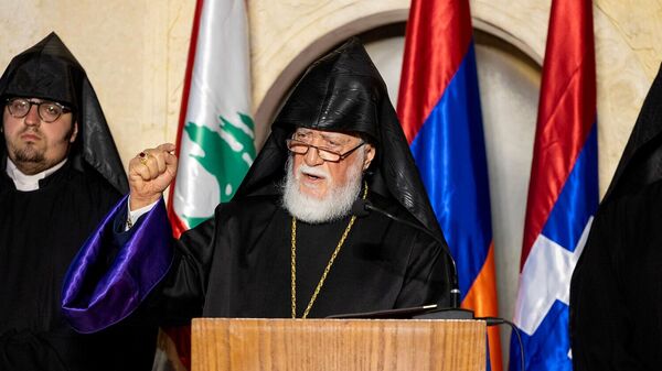 Католикос Арам Первый выступает на митинге, организованном тремя армянскими партиями в монастыре Майраванк (23 апреля 2026). Антелиас - Sputnik Армения