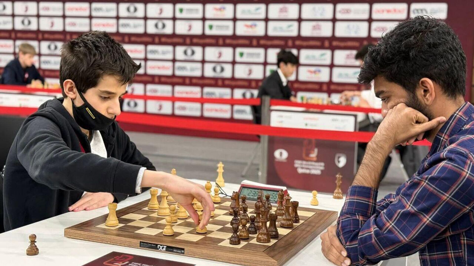 Сергей Склокин с чемпионом мира Гукешем Доммараджу - Sputnik Армения, 1920, 27.04.2026