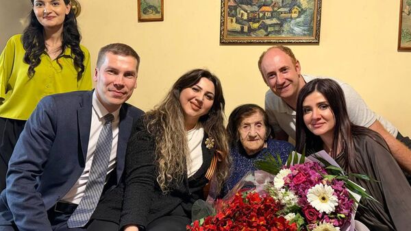 Сотрудники Посольства РФ совместно с представителями Фонда Наследие и Прогресс и Русского Дома в Ереване навестили Розалию Абгарян - Sputnik Армения