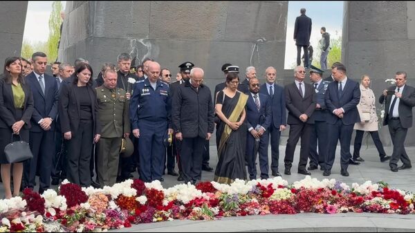 Посол России возложил цветы к Вечному огню в мемориальном комплексе Цицернакаберд - Sputnik Армения