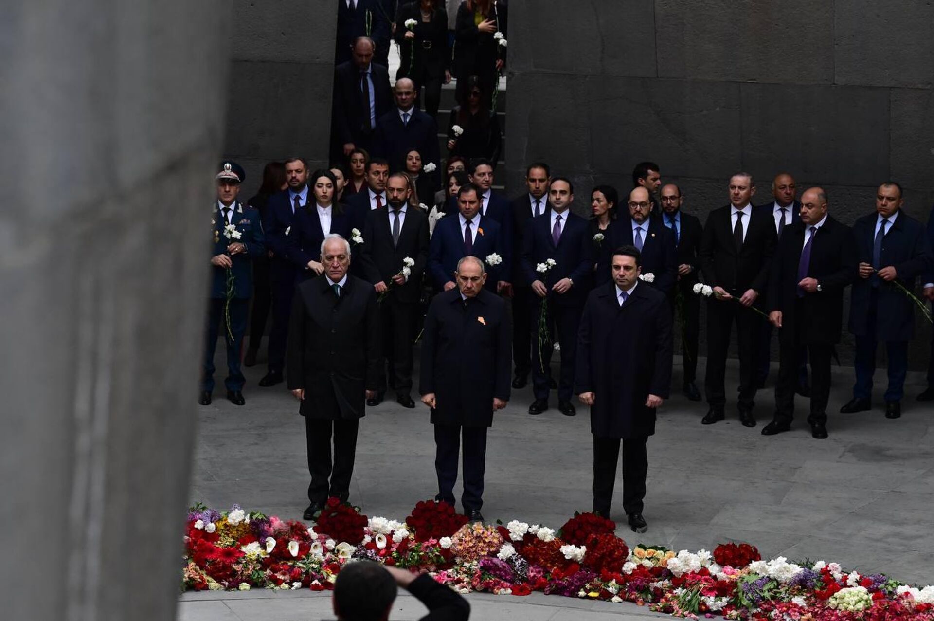 Премьер-министр Никол Пашинян, президент Ваагн Хачатурян и председатель Парламента Ален Симонян в мемориальном комплексе Цицернакаберд (24 апреля 2026). Еревaн - Sputnik Армения, 1920, 24.04.2026