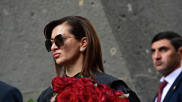 Анна Акопян в мемориальном комплексе Цицернакаберд (24 апреля 2026). Еревaн - Sputnik Армения