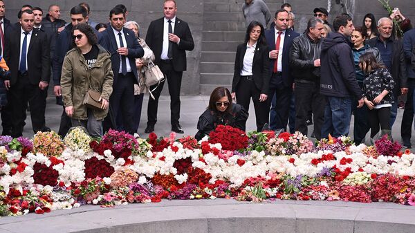 Աննա Հակոբյանը, շրջապատված թիկնապահներով, այցելեց Ծիծեռնակաբերդ - Sputnik Արմենիա