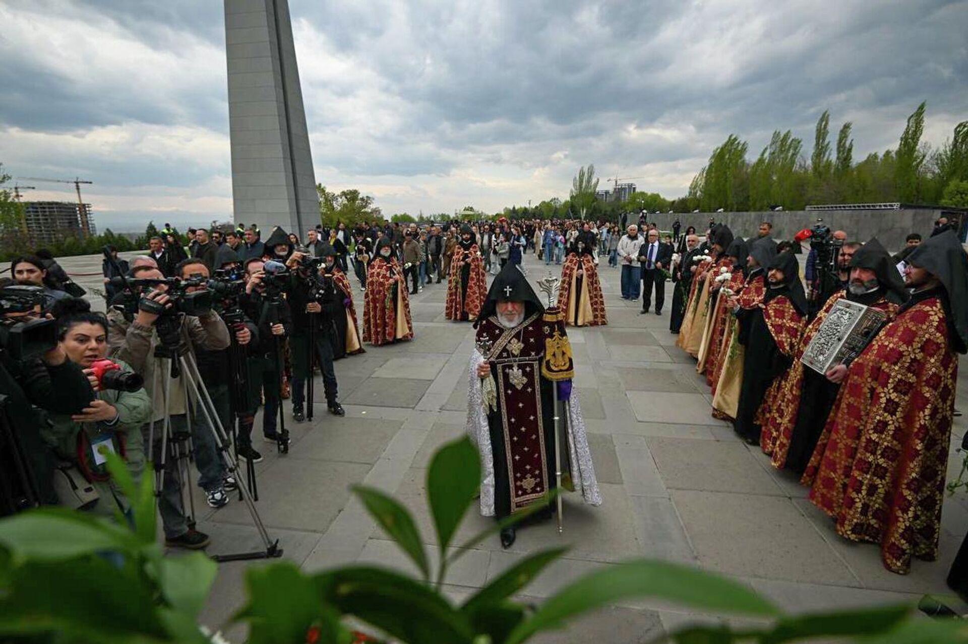 Католикос Гарегин II в сопровождении иерархов в мемориальном комплексе Цицернакаберд (24 апреля 2026). Еревaн - Sputnik Արմենիա, 1920, 24.04.2026