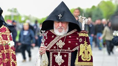 Католикос Гарегин II в сопровождении иерархов в мемориальном комплексе Цицернакаберд (24 апреля 2026). Еревaн