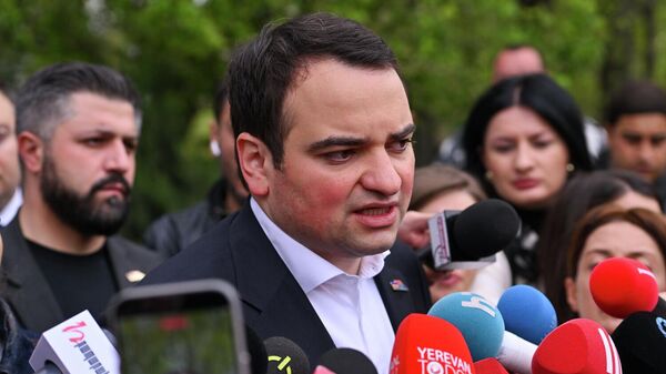 Нарек Карапетян отвечает на вопросы журналистов в мемориальном комплексе Цицернакаберд (24 апреля 2026). Еревaн - Sputnik Армения