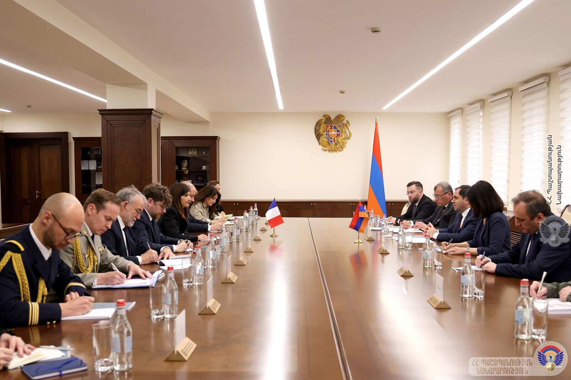 Министр обороны Сурен Папикян принял уполномоченного министра по делам вооруженных сил и ветеранов Франции Элис Руффо (24 апреля 2026). Еревaн - Sputnik Արմենիա, 1920, 24.04.2026