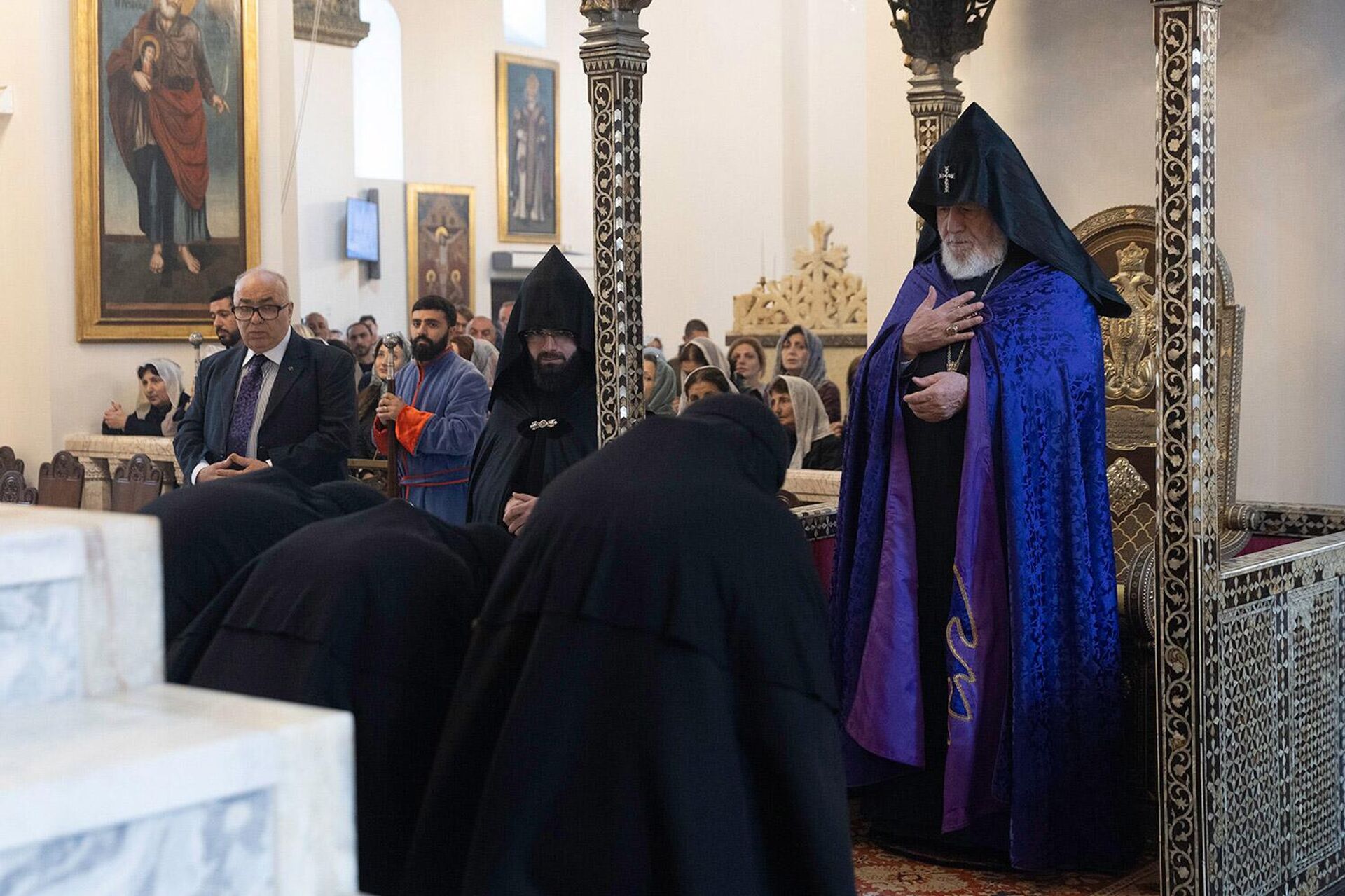 Под председательством Католикоса Гарегина Второго в Эчмиадзинском кафедральном соборе была отслужена литургия по случаю Дня памяти святых мучеников Геноцида армян (24 апреля 2026). Эчмиадзин - Sputnik Արմենիա, 1920, 24.04.2026