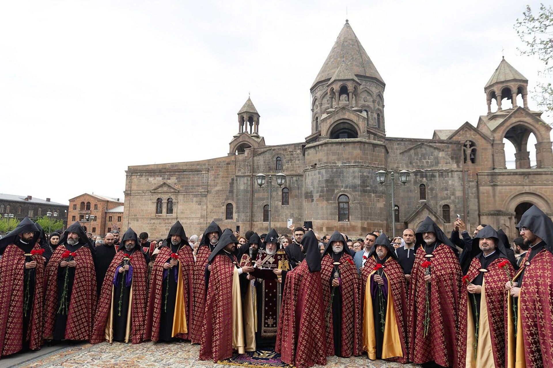 Под председательством Католикоса Гарегина Второго в Эчмиадзинском кафедральном соборе была отслужена литургия по случаю Дня памяти святых мучеников Геноцида армян (24 апреля 2026). Эчмиадзин - Sputnik Армения, 1920, 24.04.2026