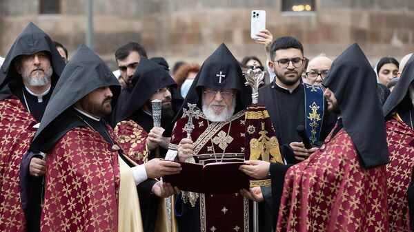Под председательством Католикоса Гарегина Второго в Эчмиадзинском кафедральном соборе была отслужена литургия по случаю Дня памяти святых мучеников Геноцида армян (24 апреля 2026). Эчмиадзин - Sputnik Армения