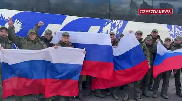 Кадры с российскими бойцами, которые вернулись из украинского плена - Sputnik Արմենիա