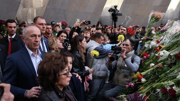 Роберт Кочарян с женой и внуком посетил Цицернакаберд (24 апреля 2026). Еревaн - Sputnik Армения