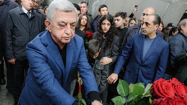 Серж Саргсян с семьей посетил Цицернакаберд (24 апреля 2026). Еревaн - Sputnik Армения