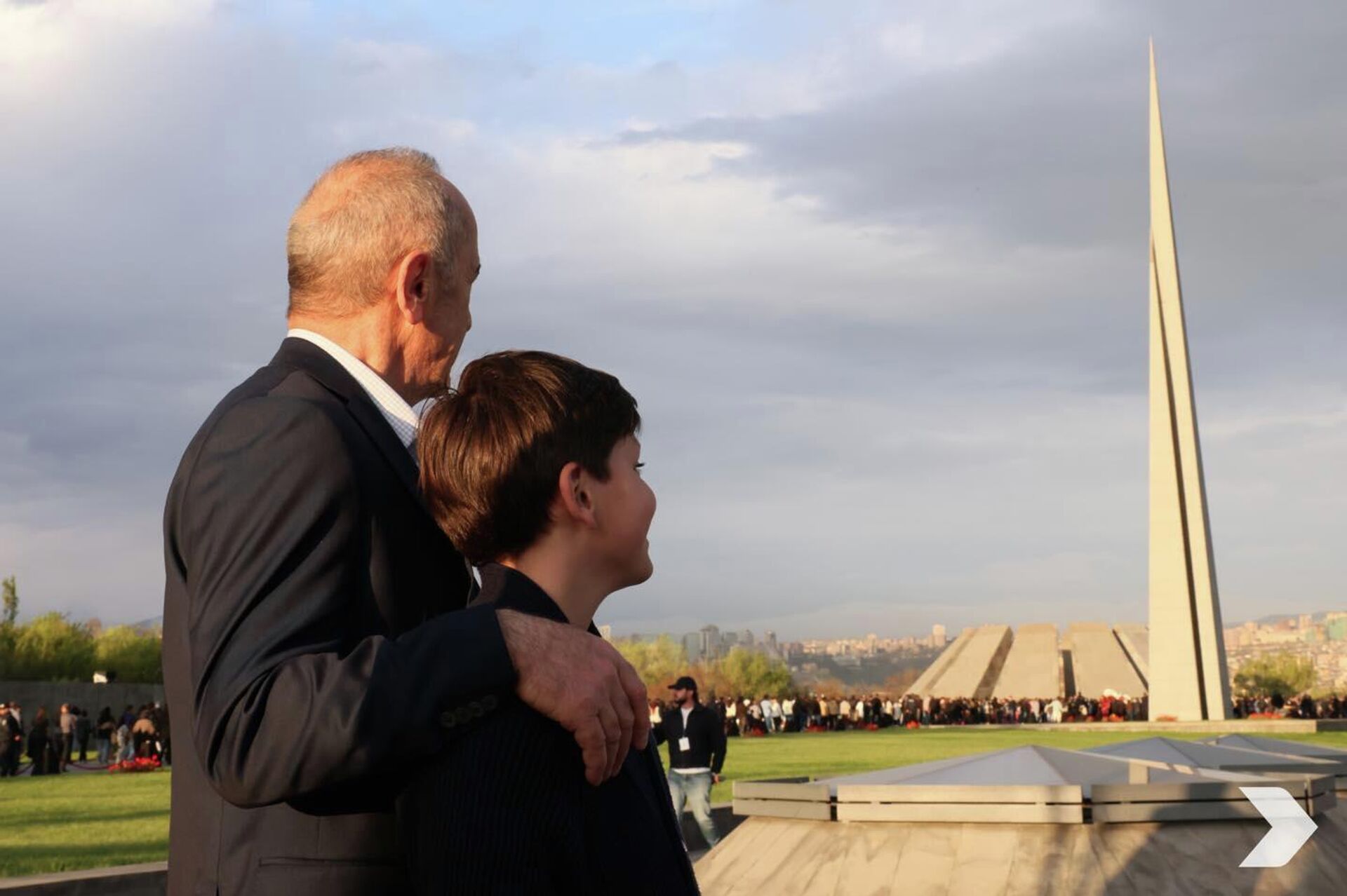 Роберт Кочарян с женой и внуком посетил Цицернакаберд (24 апреля 2026). Еревaн - Sputnik Արմենիա, 1920, 24.04.2026