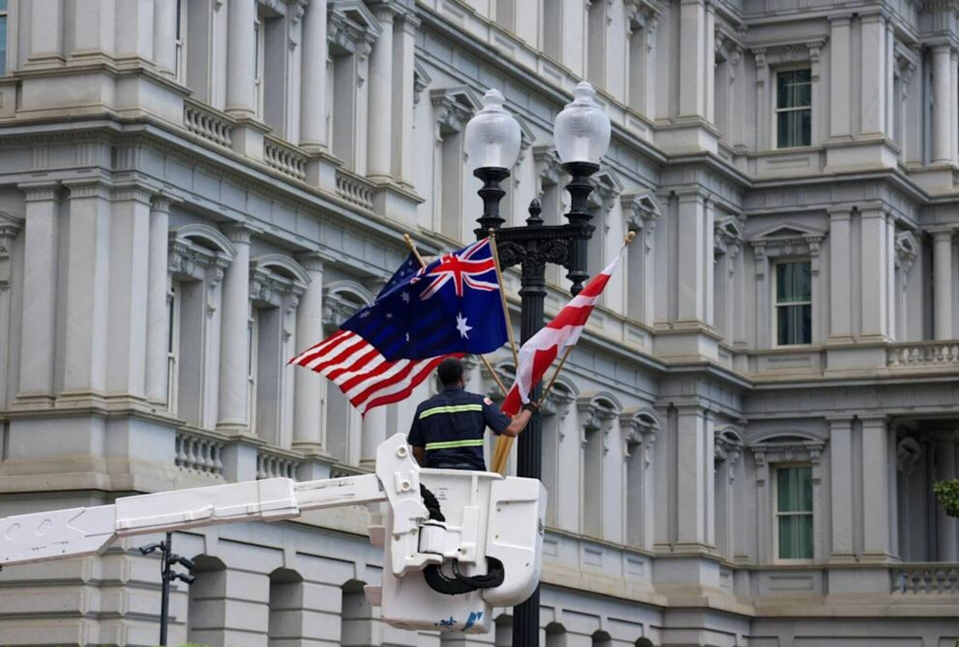 Власти Вашингтона вывесили австралийские флаги вместо британских рядом с Белым домом в преддверии визита британского короля Карла III  - Sputnik Армения, 1920, 25.04.2026