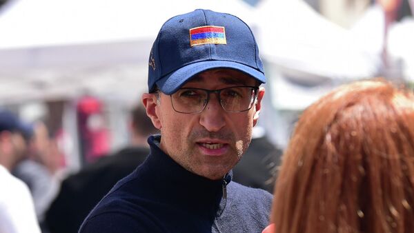 Арсен Торосян на улице празднует День Гражданина (25 апреля 2026). Еревaн - Sputnik Армения