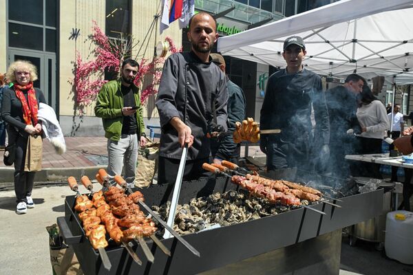 Խոհարարները խորոված են անում - Sputnik Արմենիա