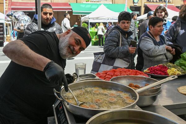 Անցորդներին խորովածից բացի նաև այլ ուտելիքներ են առաջարկում - Sputnik Արմենիա