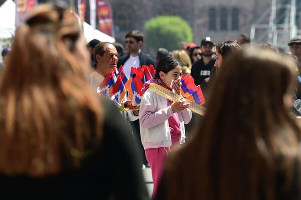 Փողոցում դրոշակներ են վաճառում - Sputnik Արմենիա