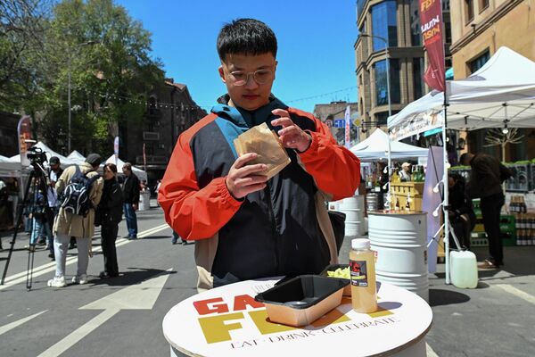 Ասիացի զբոսաշրջիկը հայկական ուտելիք է համտեսում - Sputnik Արմենիա