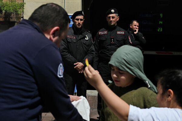 Երեխաները կարտոֆիլ են հյուրասիրում հորը - Sputnik Արմենիա