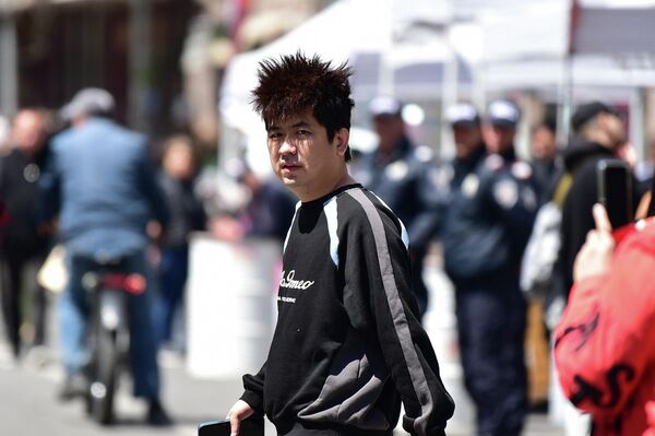 Ասիացի զբոսաշրջիկը փորձում է չմոլորվել բազմության մեջ - Sputnik Արմենիա