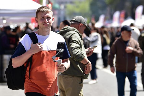 Շատերը լուսանկարում են և սելֆիներ անում - Sputnik Արմենիա