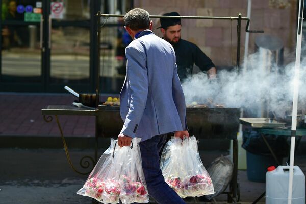 Մրգավաճառողն անցնում է մանղալի մոտով - Sputnik Արմենիա