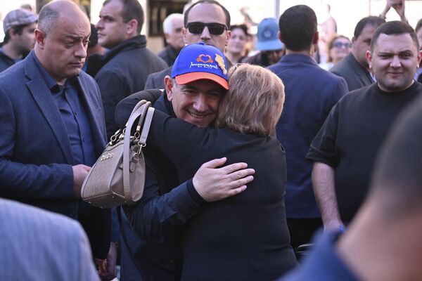 Նիկոլ Փաշինյանը Ամիրյան փողոցում - Sputnik Արմենիա