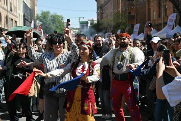 Ազգային պարեր Ամիրյան փողոցում - Sputnik Արմենիա