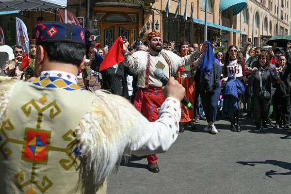 Ազգային պարեր Ամիրյան փողոցում - Sputnik Արմենիա