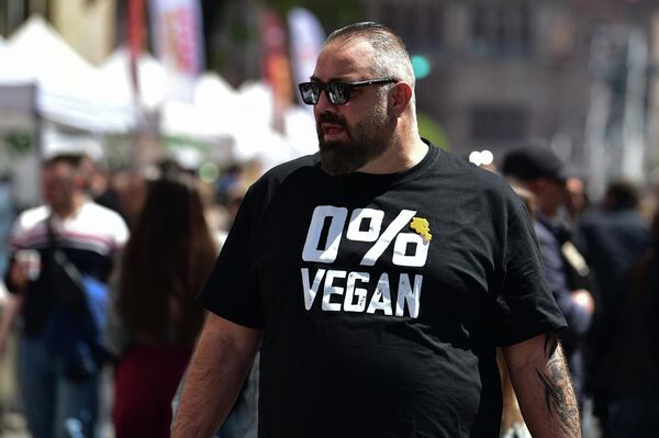 Прохожий в майке с надписью "0% веган"  - Sputnik Արմենիա