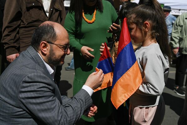 Արայիկ Հարությունյանը Հայաստանի քարտեզ–կրծքանշան է նվիրում աղջնակին - Sputnik Արմենիա