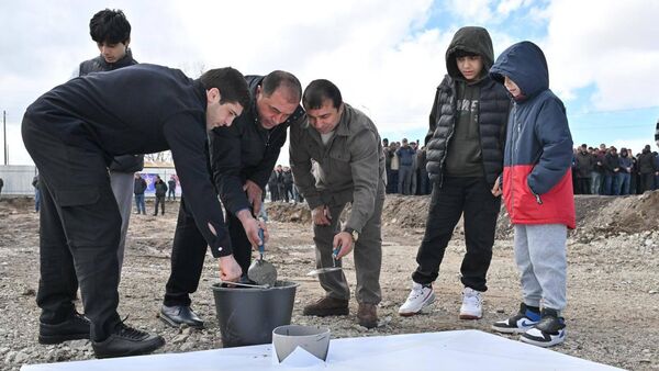 Премьер-министр Никол Пашинян принял участие в официальной церемонии закладки первого камня спортивной школы имени Малхаса и Романа Амояна (25 апреля 2026). Алагяз - Sputnik Армения