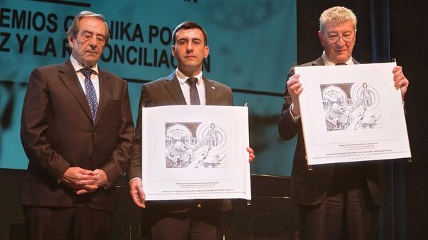 Посол Армении в Испании Сос Аветисян получил премию Герника, присужденную премьеру РА Николу Пашиняну - Sputnik Армения